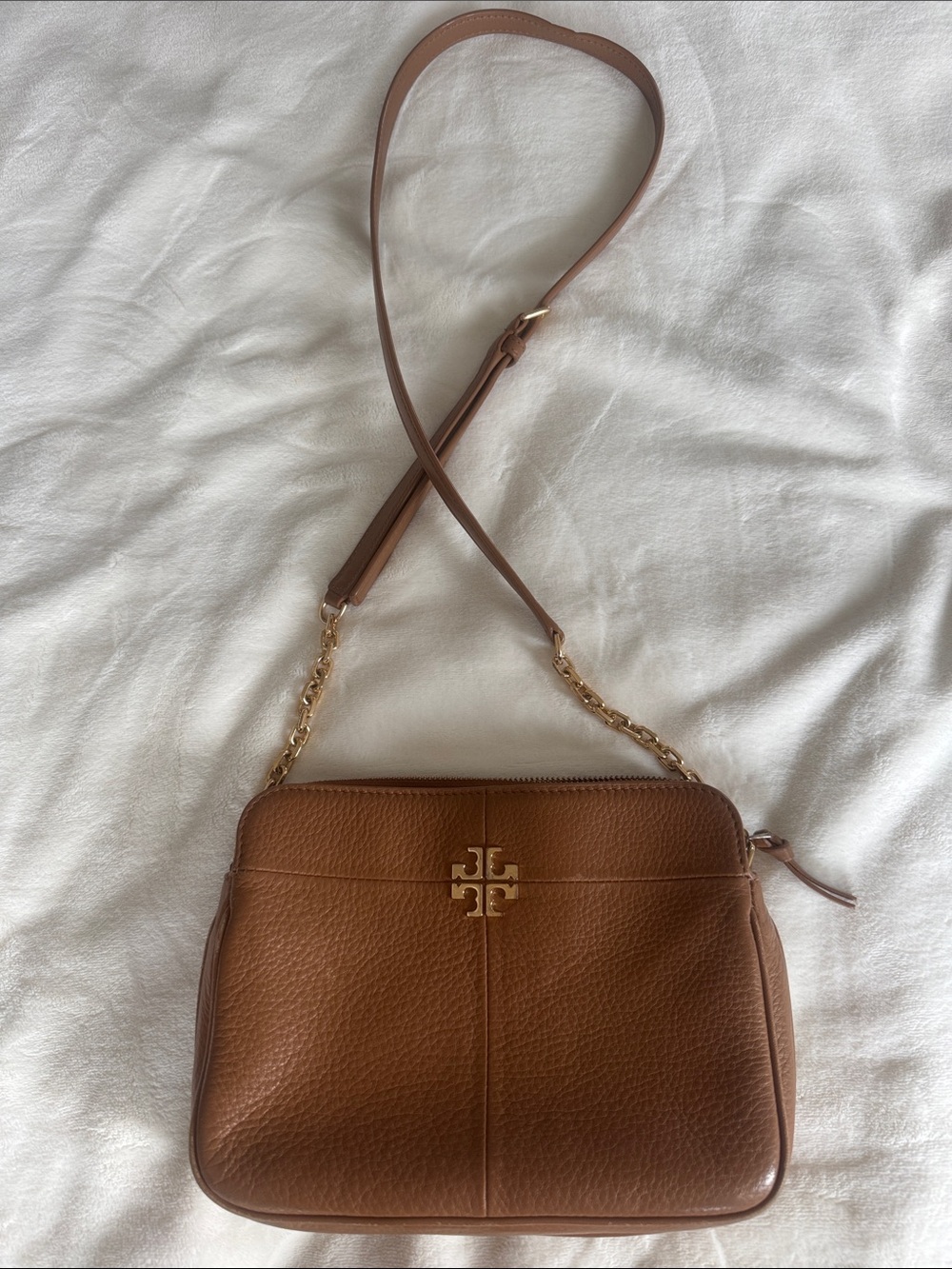 Excellent condition Tory Burch Tan Pebbled Leather Crossbody with Gold Logo